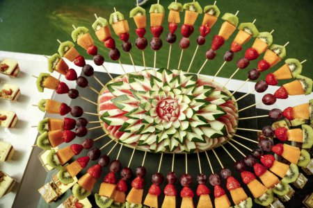 Téléchargez les photos : Gâteau aux fruits avec kiwi et kiwi fruits, vue rapprochée. - en image libre de droit