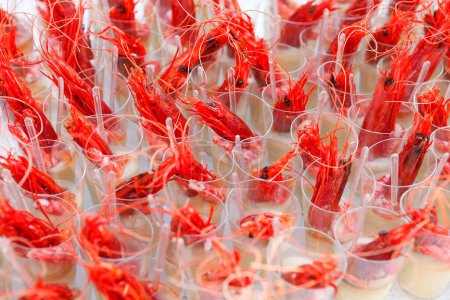 Téléchargez les photos : Crevettes fraîches au marché - en image libre de droit