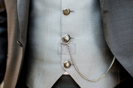 Téléchargez les photos : Détail d 'une élégante chemise homme avec un bouton et une veste sur un cou - en image libre de droit