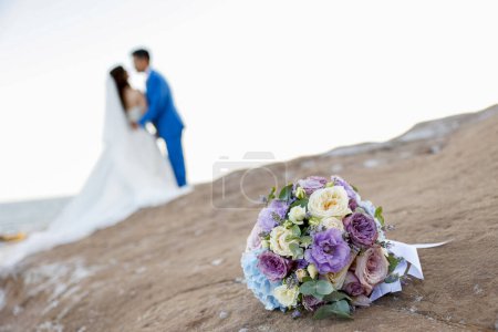 Téléchargez les photos : Le bouquet de mariage devant les mariés - en image libre de droit