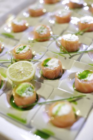 Téléchargez les photos : Délicieux poisson frais au citron et persil sur assiette blanche - en image libre de droit