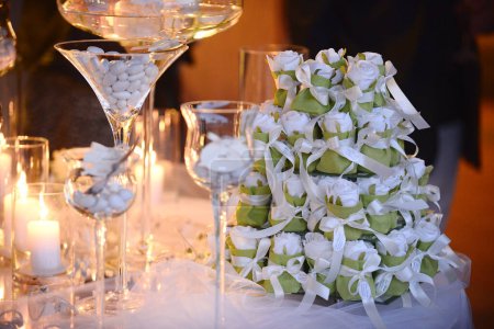 Téléchargez les photos : Décoration de mariage avec bougies et fleurs - en image libre de droit