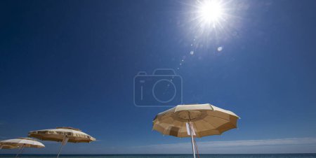 Téléchargez les photos : Soleil sur la plage de mer. - en image libre de droit