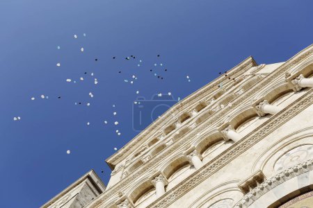 Foto de Vista de ángulo bajo de la iglesia y los globos voladores en el cielo azul - Imagen libre de derechos