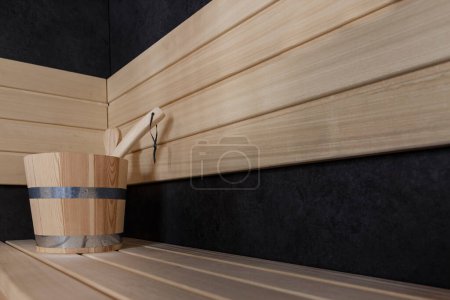 Téléchargez les photos : Seau en bois dans le sauna - en image libre de droit