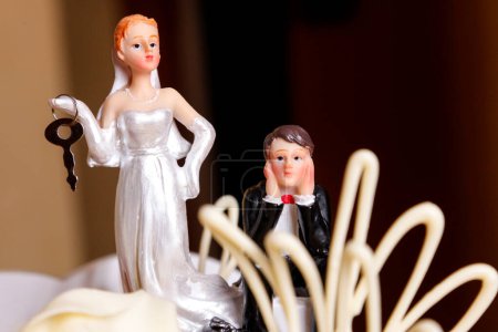 Téléchargez les photos : Gâteau de mariage avec décoration mariée et marié sur gâteau - en image libre de droit
