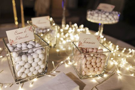 Foto de Velas blancas y rosadas en la mesa de Navidad con decoraciones - Imagen libre de derechos