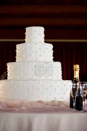 Foto de Pastel de boda con pastel de boda blanco y negro - Imagen libre de derechos