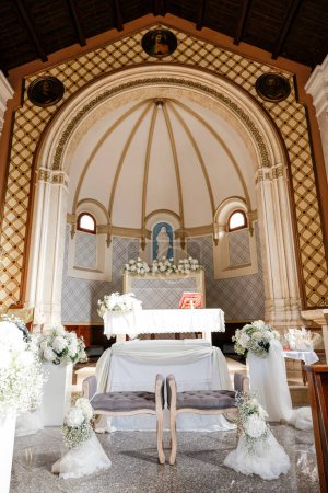 Téléchargez les photos : L'intérieur de l'église catholique - en image libre de droit