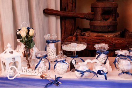 Téléchargez les photos : Décor de mariage dans les tons bleu et blanc - en image libre de droit