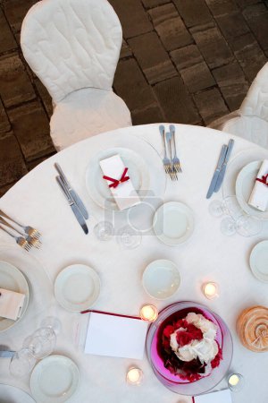 Téléchargez les photos : Magnifique table blanche avec des fleurs rouges et blanches et des bougies - en image libre de droit