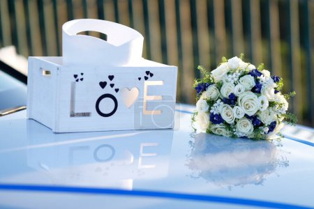 Téléchargez les photos : Mariage voiture et accessoires de mariage et fleurs - en image libre de droit