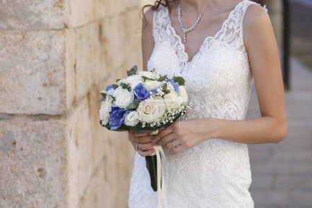 Téléchargez les photos : Beautiful bride with bouquet in hands - en image libre de droit
