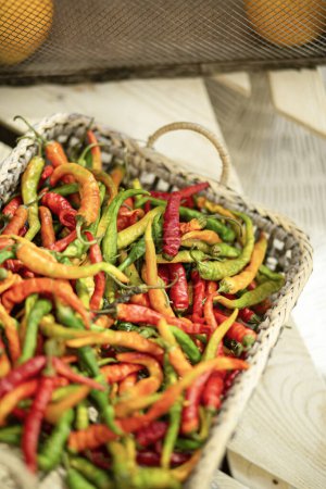 Foto de Pimientos picantes frescos y otras verduras sobre la mesa - Imagen libre de derechos