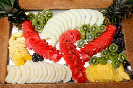 Téléchargez les photos : Salade de fruits au kiwi, ananas, kiwi et raisins - en image libre de droit