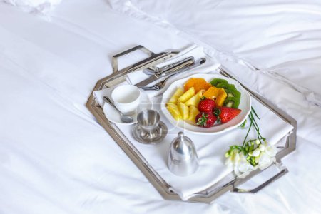 Foto de Desayuno en una bandeja en la cama en una habitación de hotel - Imagen libre de derechos
