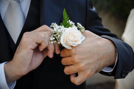 Foto de El novio y la novia en un vestido de novia con un ramo de flores - Imagen libre de derechos