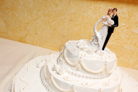 Téléchargez les photos : Gâteau de mariage avec une mariée et marié - en image libre de droit