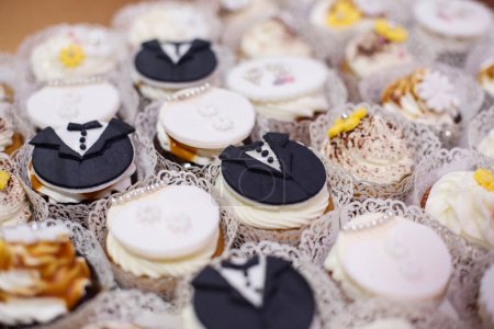 Téléchargez les photos : Une mise au point sélective d'un délicieux cupcakes - en image libre de droit