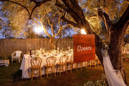 Téléchargez les photos : Table de mariage avec un signe du mot "amour et " - en image libre de droit
