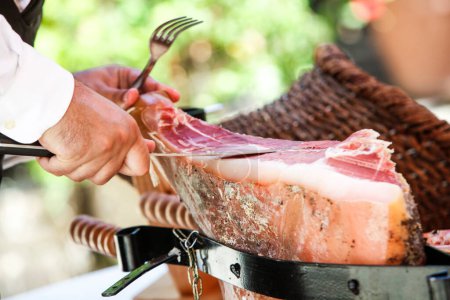 Foto de Cocinar carne en pinchos en la comida al aire libre - Imagen libre de derechos