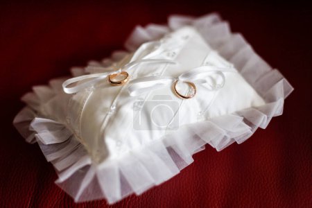 Foto de Anillos de boda en una almohada de boda - Imagen libre de derechos