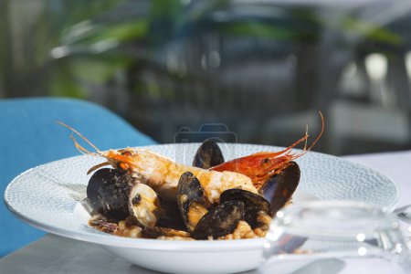 Téléchargez les photos : Gros plan de moules dans un restaurant sur une assiette - en image libre de droit