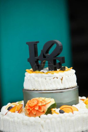 Foto de Un primer plano de un pastel de cumpleaños decorado con flores - Imagen libre de derechos