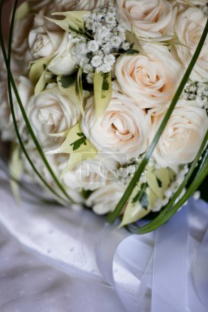 Foto de Ramo de novia blanco con rosas y cintas - Imagen libre de derechos