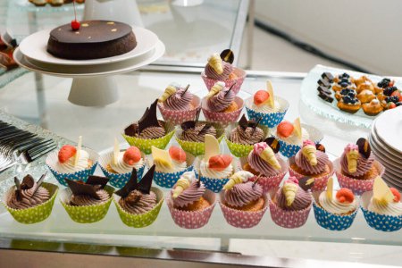Téléchargez les photos : Une variété de délicieux desserts dans le buffet - en image libre de droit