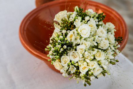 Foto de El ramo de las flores blancas sobre la mesa por la mañana. concepto de boda - Imagen libre de derechos