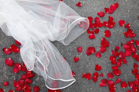 Téléchargez les photos : Voile de mariage avec pétales rouges - en image libre de droit