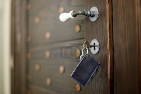Téléchargez les photos : Un gros plan d'un coffre en bois bleu avec une serrure et un clavier dans la chambre. - en image libre de droit