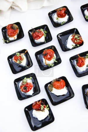 Téléchargez les photos : Délicieuses tomates séchées et fromage - en image libre de droit