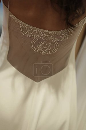 Téléchargez les photos : Vue arrière de la mariée en robe de mariée blanche - en image libre de droit