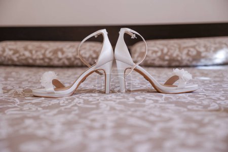 Foto de Zapatos de boda blancos, anillos de boda - Imagen libre de derechos
