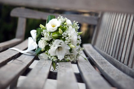 Téléchargez les photos : Beau bouquet de mariée blanc avec des fleurs, des bagues et des accessoires de mariage. - en image libre de droit