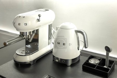 Téléchargez les photos : Cuisine moderne machine à café et bouilloire sur la table - en image libre de droit