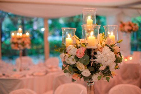 Téléchargez les photos : Belles bougies et fleurs sur la table de mariage - en image libre de droit