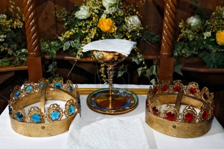 Téléchargez les photos : Gros plan des couronnes dorées et de la tasse sur la table - en image libre de droit