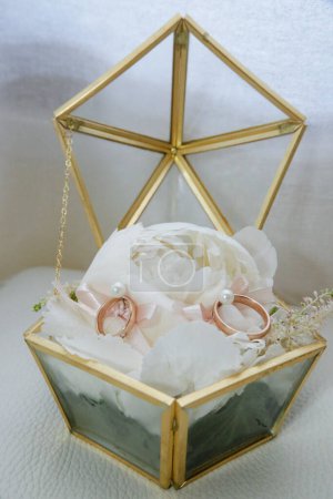 Foto de Joyas de lujo y moda, anillos de boda y pétalos de flores - Imagen libre de derechos