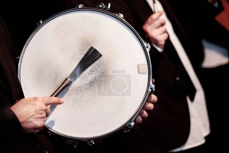Foto de Las manos del músico con la batería - Imagen libre de derechos