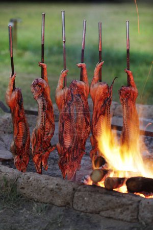 Téléchargez les photos : Cuisson de viande sur brochettes pour barbecue - en image libre de droit