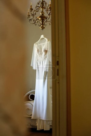 Téléchargez les photos : Robe de mariée accrochée au cintre. robe de mariée. - en image libre de droit