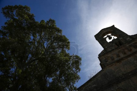 Téléchargez les photos : Église et cloche de l'église sur fond bleu ciel - en image libre de droit