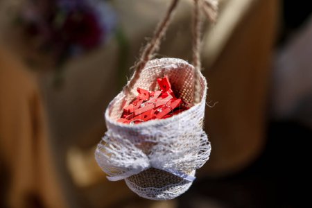 Foto de Primer plano de una pinza roja en el bolso para la decoración - Imagen libre de derechos