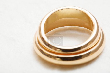 Téléchargez les photos : Gros plan des bagues dorées pour mariage - en image libre de droit
