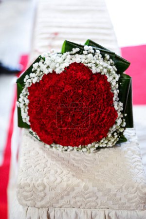 Foto de Ramo de flores de boda en colores blanco y rojo - Imagen libre de derechos