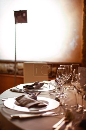 Foto de Configuración de mesa de restaurante vacío - Imagen libre de derechos