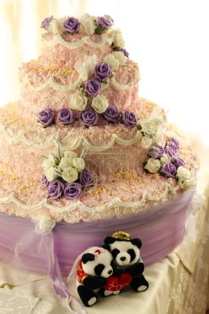Foto de Pastel de boda con rosas y flores - Imagen libre de derechos